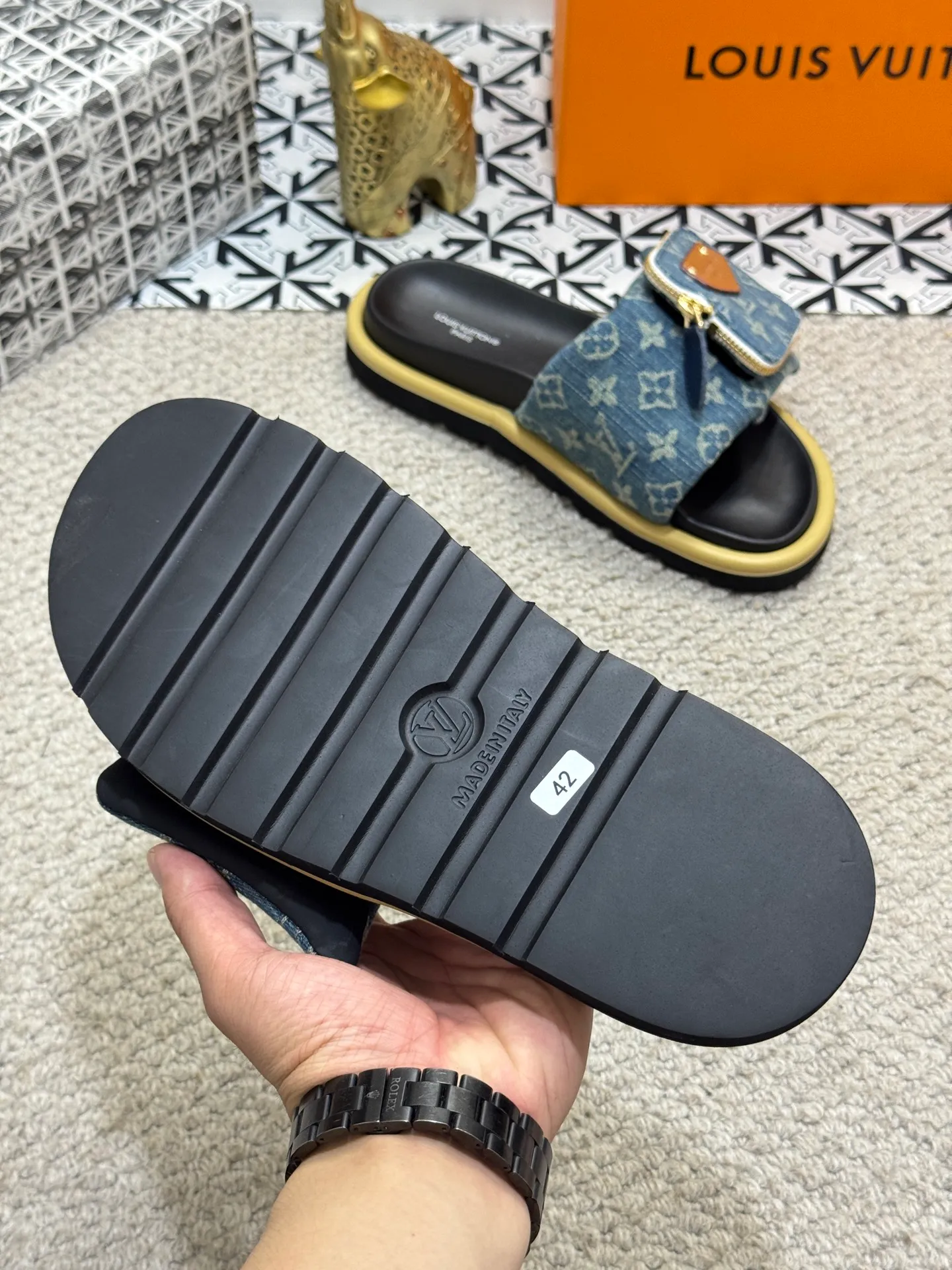 Men's shoes 💰400 [New style] 🦇🦇Top original order [Louis Vuitton] Couple style 👫Spring and summer style🎯🎯As an active family in the fashion industry ⭐ Lv is characterized by bold innovation ⚡Fabric down cloth🔥 Combined outsole, clean and tidy ⚡Fashionable and generous🌹Multiple colors available..Size: 36-44 (45 customized